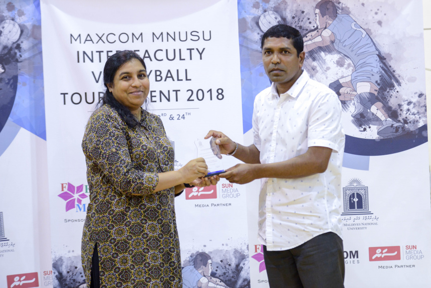 އެމްއެންޔޫއެސްޔޫގެ އިންޓަ ފެކަލްޓީ ވޮލީ މުބާރާތުގެ އަންހެން އަދި ފިރިހެން ޑިިވިޝަންގެ ފައިނަލް މެޗާއި ނިންމުމުގެ ރަސްމިއްޔާތުގެ ތެރެއިން --- ސަން ފޮޓޯ/ މުހައްމަދު އަފްރާހް
