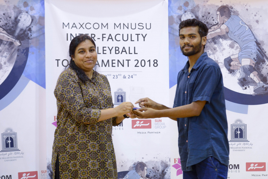 އެމްއެންޔޫއެސްޔޫގެ އިންޓަ ފެކަލްޓީ ވޮލީ މުބާރާތުގެ އަންހެން އަދި ފިރިހެން ޑިިވިޝަންގެ ފައިނަލް މެޗާއި ނިންމުމުގެ ރަސްމިއްޔާތުގެ ތެރެއިން --- ސަން ފޮޓޯ/ މުހައްމަދު އަފްރާހް
