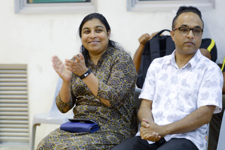 އެމްއެންޔޫއެސްޔޫގެ އިންޓަ ފެކަލްޓީ ވޮލީ މުބާރާތުގެ އަންހެން އަދި ފިރިހެން ޑިިވިޝަންގެ ފައިނަލް މެޗާއި ނިންމުމުގެ ރަސްމިއްޔާތުގެ ތެރެއިން --- ސަން ފޮޓޯ/ މުހައްމަދު އަފްރާހް
