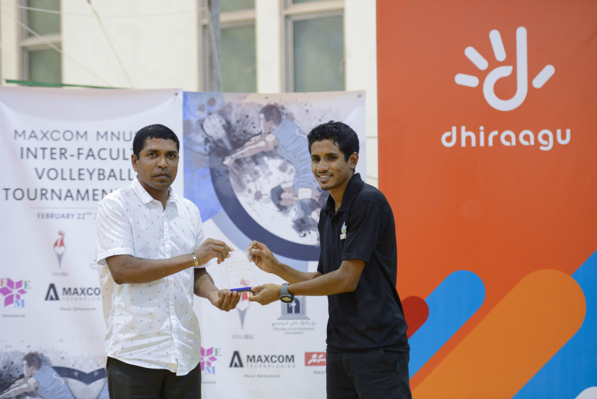 އެމްއެންޔޫއެސްޔޫގެ އިންޓަ ފެކަލްޓީ ވޮލީ މުބާރާތުގެ އަންހެން އަދި ފިރިހެން ޑިިވިޝަންގެ ފައިނަލް މެޗާއި ނިންމުމުގެ ރަސްމިއްޔާތުގެ ތެރެއިން --- ސަން ފޮޓޯ/ މުހައްމަދު އަފްރާހް
