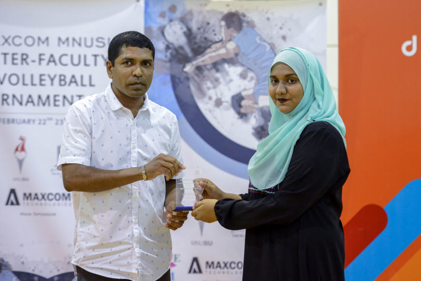 އެމްއެންޔޫއެސްޔޫގެ އިންޓަ ފެކަލްޓީ ވޮލީ މުބާރާތުގެ އަންހެން އަދި ފިރިހެން ޑިިވިޝަންގެ ފައިނަލް މެޗާއި ނިންމުމުގެ ރަސްމިއްޔާތުގެ ތެރެއިން --- ސަން ފޮޓޯ/ މުހައްމަދު އަފްރާހް

