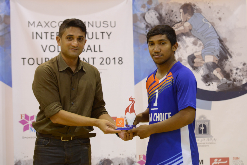 އެމްއެންޔޫއެސްޔޫގެ އިންޓަ ފެކަލްޓީ ވޮލީ މުބާރާތުގެ އަންހެން އަދި ފިރިހެން ޑިިވިޝަންގެ ފައިނަލް މެޗާއި ނިންމުމުގެ ރަސްމިއްޔާތުގެ ތެރެއިން --- ސަން ފޮޓޯ/ މުހައްމަދު އަފްރާހް
