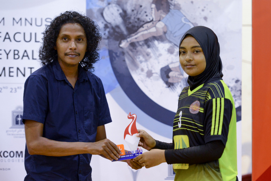 އެމްއެންޔޫއެސްޔޫގެ އިންޓަ ފެކަލްޓީ ވޮލީ މުބާރާތުގެ އަންހެން އަދި ފިރިހެން ޑިިވިޝަންގެ ފައިނަލް މެޗާއި ނިންމުމުގެ ރަސްމިއްޔާތުގެ ތެރެއިން --- ސަން ފޮޓޯ/ މުހައްމަދު އަފްރާހް
