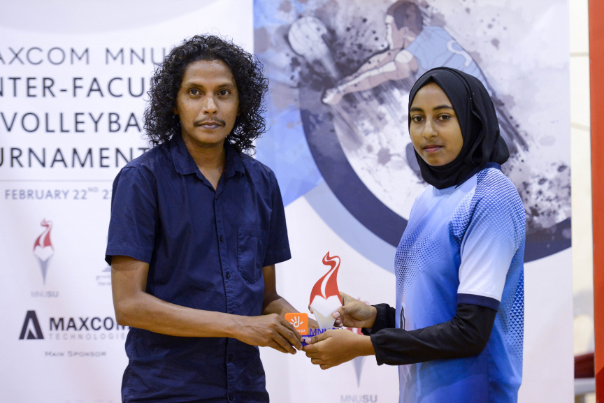 އެމްއެންޔޫއެސްޔޫގެ އިންޓަ ފެކަލްޓީ ވޮލީ މުބާރާތުގެ އަންހެން އަދި ފިރިހެން ޑިިވިޝަންގެ ފައިނަލް މެޗާއި ނިންމުމުގެ ރަސްމިއްޔާތުގެ ތެރެއިން --- ސަން ފޮޓޯ/ މުހައްމަދު އަފްރާހް

