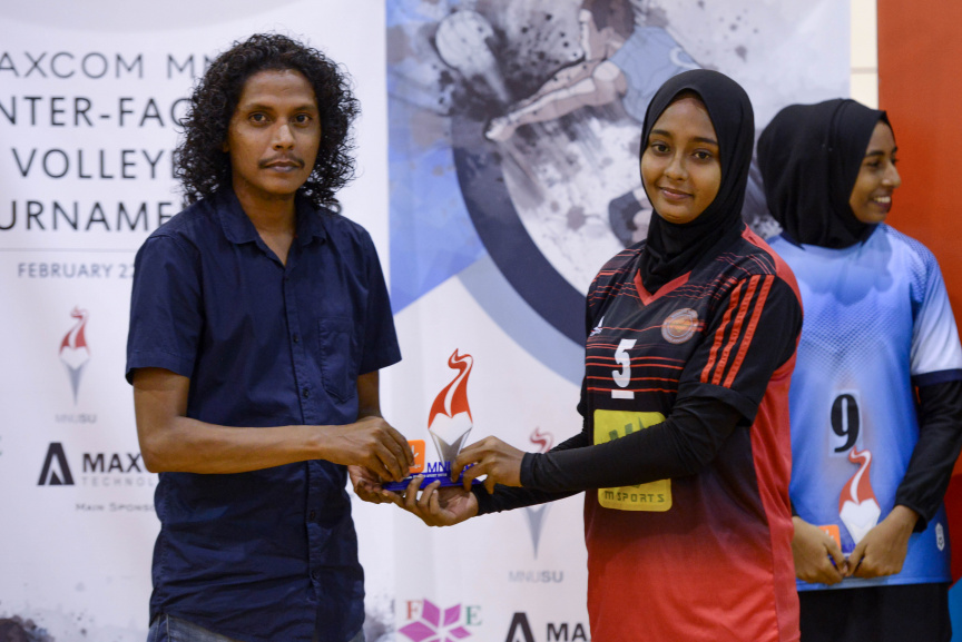 އެމްއެންޔޫއެސްޔޫގެ އިންޓަ ފެކަލްޓީ ވޮލީ މުބާރާތުގެ އަންހެން އަދި ފިރިހެން ޑިިވިޝަންގެ ފައިނަލް މެޗާއި ނިންމުމުގެ ރަސްމިއްޔާތުގެ ތެރެއިން --- ސަން ފޮޓޯ/ މުހައްމަދު އަފްރާހް
