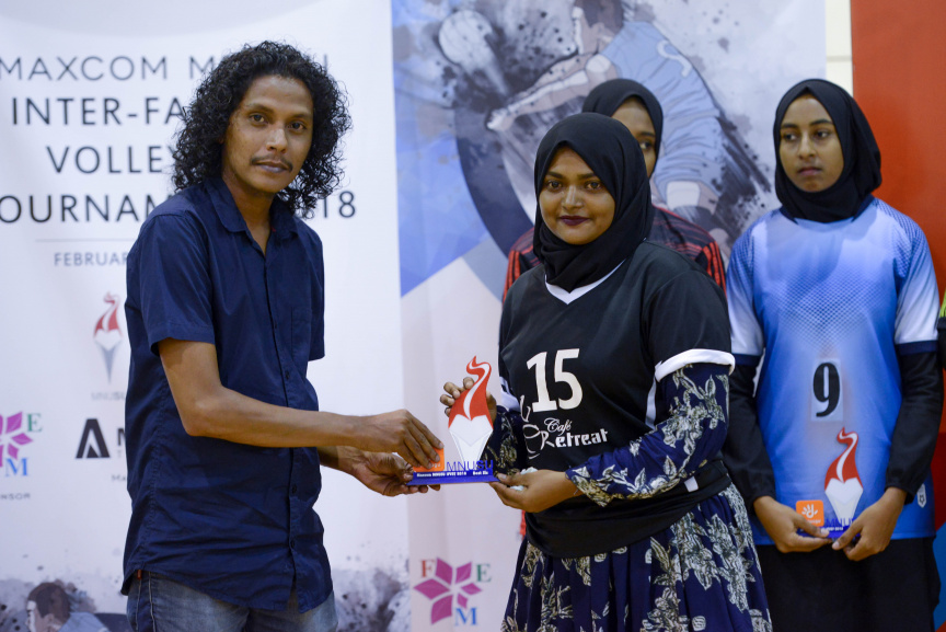 އެމްއެންޔޫއެސްޔޫގެ އިންޓަ ފެކަލްޓީ ވޮލީ މުބާރާތުގެ އަންހެން އަދި ފިރިހެން ޑިިވިޝަންގެ ފައިނަލް މެޗާއި ނިންމުމުގެ ރަސްމިއްޔާތުގެ ތެރެއިން --- ސަން ފޮޓޯ/ މުހައްމަދު އަފްރާހް

