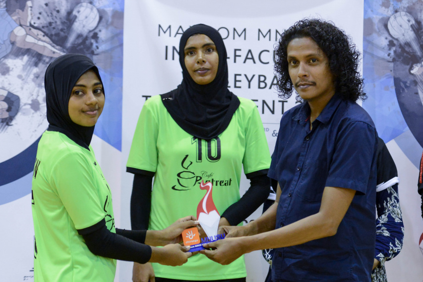 އެމްއެންޔޫއެސްޔޫގެ އިންޓަ ފެކަލްޓީ ވޮލީ މުބާރާތުގެ އަންހެން އަދި ފިރިހެން ޑިިވިޝަންގެ ފައިނަލް މެޗާއި ނިންމުމުގެ ރަސްމިއްޔާތުގެ ތެރެއިން --- ސަން ފޮޓޯ/ މުހައްމަދު އަފްރާހް
