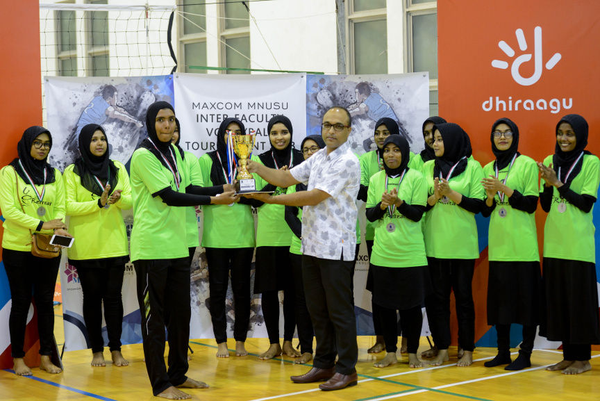 އެމްއެންޔޫއެސްޔޫގެ އިންޓަ ފެކަލްޓީ ވޮލީ މުބާރާތުގެ އަންހެން އަދި ފިރިހެން ޑިިވިޝަންގެ ފައިނަލް މެޗާއި ނިންމުމުގެ ރަސްމިއްޔާތުގެ ތެރެއިން --- ސަން ފޮޓޯ/ މުހައްމަދު އަފްރާހް
