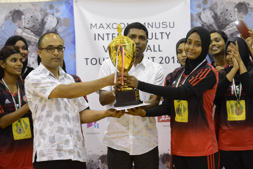 އެމްއެންޔޫއެސްޔޫގެ އިންޓަ ފެކަލްޓީ ވޮލީ މުބާރާތުގެ އަންހެން އަދި ފިރިހެން ޑިިވިޝަންގެ ފައިނަލް މެޗާއި ނިންމުމުގެ ރަސްމިއްޔާތުގެ ތެރެއިން --- ސަން ފޮޓޯ/ މުހައްމަދު އަފްރާހް
