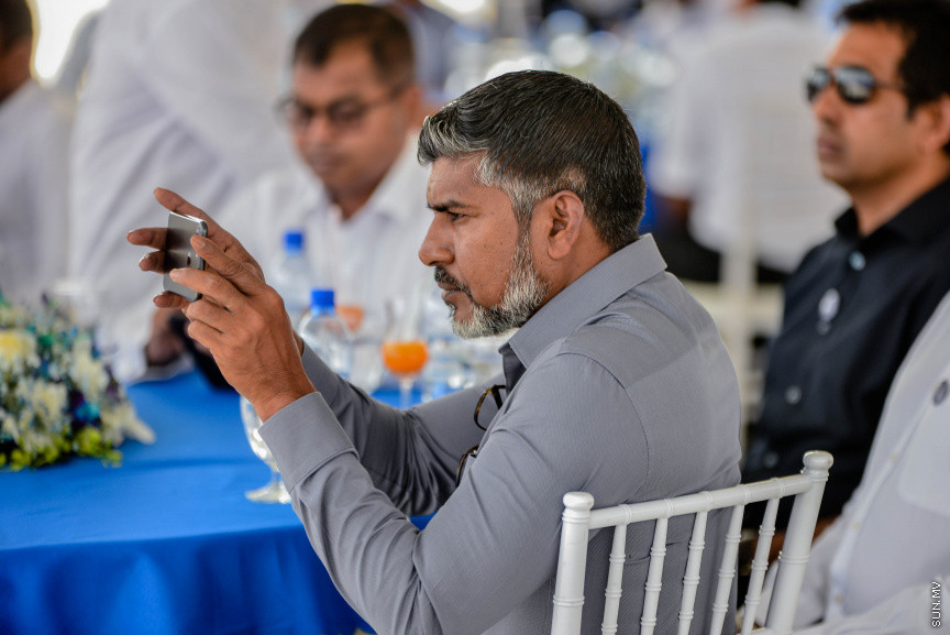 ބޯހިޔާވަހިކަން ފޯރުކޮށްދިނުމަށް ސަރުކާރުން ހިންގާ "ހިޔާ" މަޝްރޫއުގެ ދަށުން އެސްޓީއޯ އިން ހުޅުމާލޭގައި ހަދާ 15 ބުރީގެ ރެޒިޑެންޝަލް ދެ ޓަވަރުގެ ބިންގާ އެޅުމަށް ބޭއްވި ރަސްމިއްޔާތުގެ ތެރެއިން---ސަން ފޮޓޯ/ މުހައްމަދު އަފްރާހް 