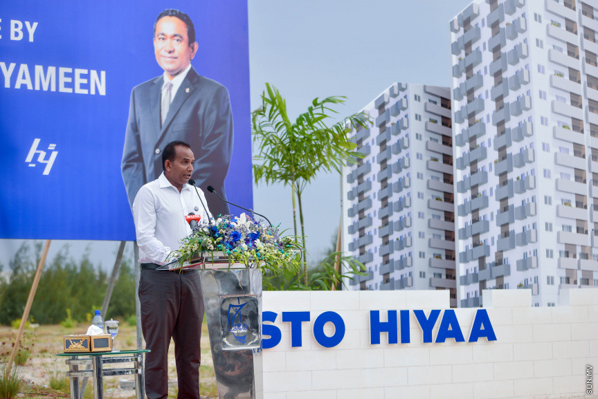 ބޯހިޔާވަހިކަން ފޯރުކޮށްދިނުމަށް ސަރުކާރުން ހިންގާ "ހިޔާ" މަޝްރޫއުގެ ދަށުން އެސްޓީއޯ އިން ހުޅުމާލޭގައި ހަދާ 15 ބުރީގެ ރެޒިޑެންޝަލް ދެ ޓަވަރުގެ ބިންގާ އެޅުމަށް ބޭއްވި ރަސްމިއްޔާތުގެ ތެރެއިން---ސަން ފޮޓޯ/ މުހައްމަދު އަފްރާހް 