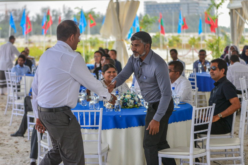 ބޯހިޔާވަހިކަން ފޯރުކޮށްދިނުމަށް ސަރުކާރުން ހިންގާ "ހިޔާ" މަޝްރޫއުގެ ދަށުން އެސްޓީއޯ އިން ހުޅުމާލޭގައި ހަދާ 15 ބުރީގެ ރެޒިޑެންޝަލް ދެ ޓަވަރުގެ ބިންގާ އެޅުމަށް ބޭއްވި ރަސްމިއްޔާތުގެ ތެރެއިން---ސަން ފޮޓޯ/ މުހައްމަދު އަފްރާހް 