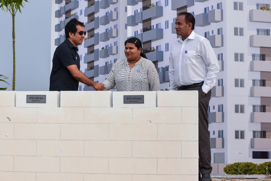 ބޯހިޔާވަހިކަން ފޯރުކޮށްދިނުމަށް ސަރުކާރުން ހިންގާ "ހިޔާ" މަޝްރޫއުގެ ދަށުން އެސްޓީއޯ އިން ހުޅުމާލޭގައި ހަދާ 15 ބުރީގެ ރެޒިޑެންޝަލް ދެ ޓަވަރުގެ ބިންގާ އެޅުމަށް ބޭއްވި ރަސްމިއްޔާތުގެ ތެރެއިން---ސަން ފޮޓޯ/ މުހައްމަދު އަފްރާހް 