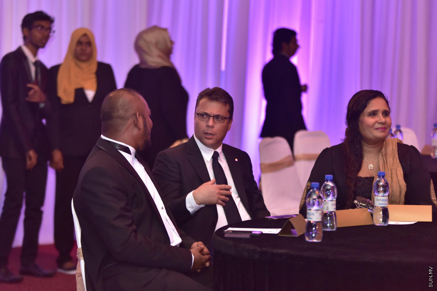 ޒުވާނުންނާއި އަންހެނުންގެ ކުރިއެރުމަށް މަސައްކަތްކުރާ ރީޖަނަލް އެލަޔަންސް ފޯ ފޮސްޓަރިން ޔޫތު (ރަފީ) ޖަމިއްޔާގެ ގާލާ ނައިޓްގެ ތެރެއިން: ސަން ސިޔާމް ގުރޫޕްގެ ޗެއާމަން އަހްމަދު ސިޔާމް މުހައްމަދު ޝަރަފުވެރި ކޮށްދެއްވި މި ރަސްމިއްޔާތުގައި ވަނީ "މިތުރު" އަލްބަމްގެ ނަމުގައި ލަވަ އަލްބަމެއްވެސް ނެރެފަ---ސަން ފޮޓޯ/ މުހައްމަދު އަފްރާހް 