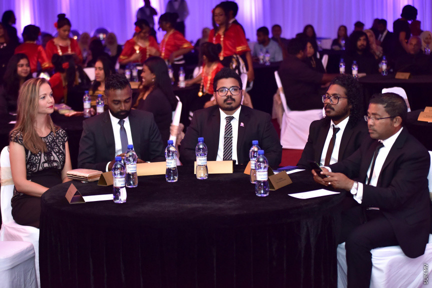ޒުވާނުންނާއި އަންހެނުންގެ ކުރިއެރުމަށް މަސައްކަތްކުރާ ރީޖަނަލް އެލަޔަންސް ފޯ ފޮސްޓަރިން ޔޫތު (ރަފީ) ޖަމިއްޔާގެ ގާލާ ނައިޓްގެ ތެރެއިން: ސަން ސިޔާމް ގުރޫޕްގެ ޗެއާމަން އަހްމަދު ސިޔާމް މުހައްމަދު ޝަރަފުވެރި ކޮށްދެއްވި މި ރަސްމިއްޔާތުގައި ވަނީ "މިތުރު" އަލްބަމްގެ ނަމުގައި ލަވަ އަލްބަމެއްވެސް ނެރެފަ---ސަން ފޮޓޯ/ މުހައްމަދު އަފްރާހް 