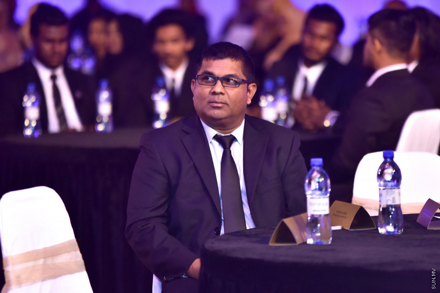 ޒުވާނުންނާއި އަންހެނުންގެ ކުރިއެރުމަށް މަސައްކަތްކުރާ ރީޖަނަލް އެލަޔަންސް ފޯ ފޮސްޓަރިން ޔޫތު (ރަފީ) ޖަމިއްޔާގެ ގާލާ ނައިޓްގެ ތެރެއިން: ސަން ސިޔާމް ގުރޫޕްގެ ޗެއާމަން އަހްމަދު ސިޔާމް މުހައްމަދު ޝަރަފުވެރި ކޮށްދެއްވި މި ރަސްމިއްޔާތުގައި ވަނީ "މިތުރު" އަލްބަމްގެ ނަމުގައި ލަވަ އަލްބަމެއްވެސް ނެރެފަ---ސަން ފޮޓޯ/ މުހައްމަދު އަފްރާހް 