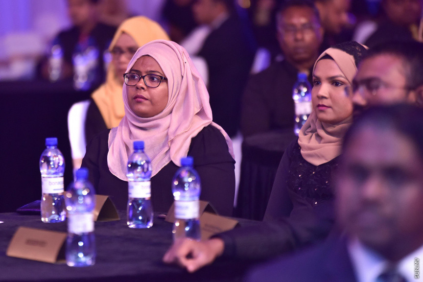 ޒުވާނުންނާއި އަންހެނުންގެ ކުރިއެރުމަށް މަސައްކަތްކުރާ ރީޖަނަލް އެލަޔަންސް ފޯ ފޮސްޓަރިން ޔޫތު (ރަފީ) ޖަމިއްޔާގެ ގާލާ ނައިޓްގެ ތެރެއިން: ސަން ސިޔާމް ގުރޫޕްގެ ޗެއާމަން އަހްމަދު ސިޔާމް މުހައްމަދު ޝަރަފުވެރި ކޮށްދެއްވި މި ރަސްމިއްޔާތުގައި ވަނީ "މިތުރު" އަލްބަމްގެ ނަމުގައި ލަވަ އަލްބަމެއްވެސް ނެރެފަ---ސަން ފޮޓޯ/ މުހައްމަދު އަފްރާހް 