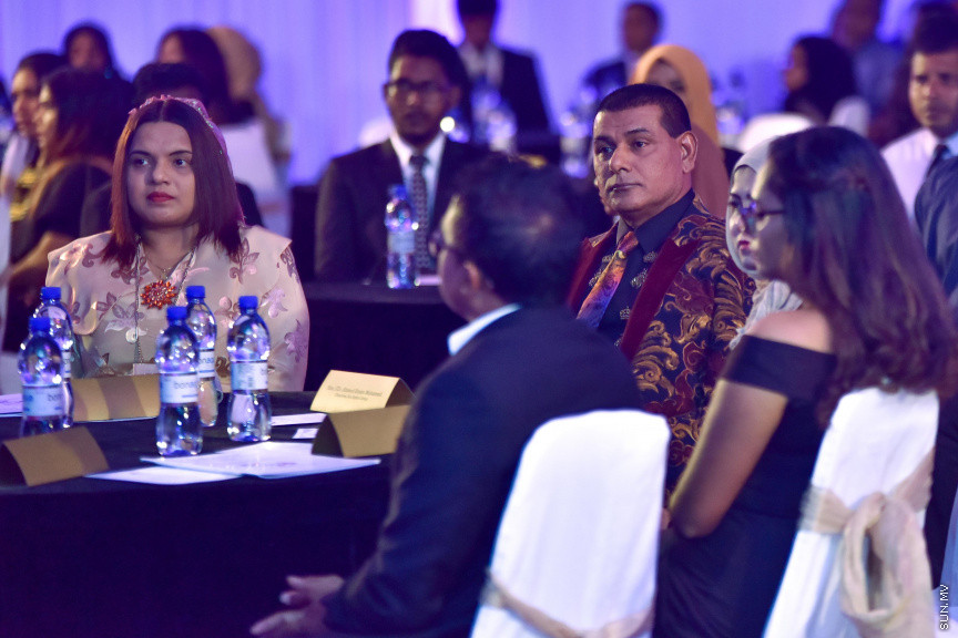 ޒުވާނުންނާއި އަންހެނުންގެ ކުރިއެރުމަށް މަސައްކަތްކުރާ ރީޖަނަލް އެލަޔަންސް ފޯ ފޮސްޓަރިން ޔޫތު (ރަފީ) ޖަމިއްޔާގެ ގާލާ ނައިޓްގެ ތެރެއިން: ސަން ސިޔާމް ގުރޫޕްގެ ޗެއާމަން އަހްމަދު ސިޔާމް މުހައްމަދު ޝަރަފުވެރި ކޮށްދެއްވި މި ރަސްމިއްޔާތުގައި ވަނީ "މިތުރު" އަލްބަމްގެ ނަމުގައި ލަވަ އަލްބަމެއްވެސް ނެރެފަ---ސަން ފޮޓޯ/ މުހައްމަދު އަފްރާހް 