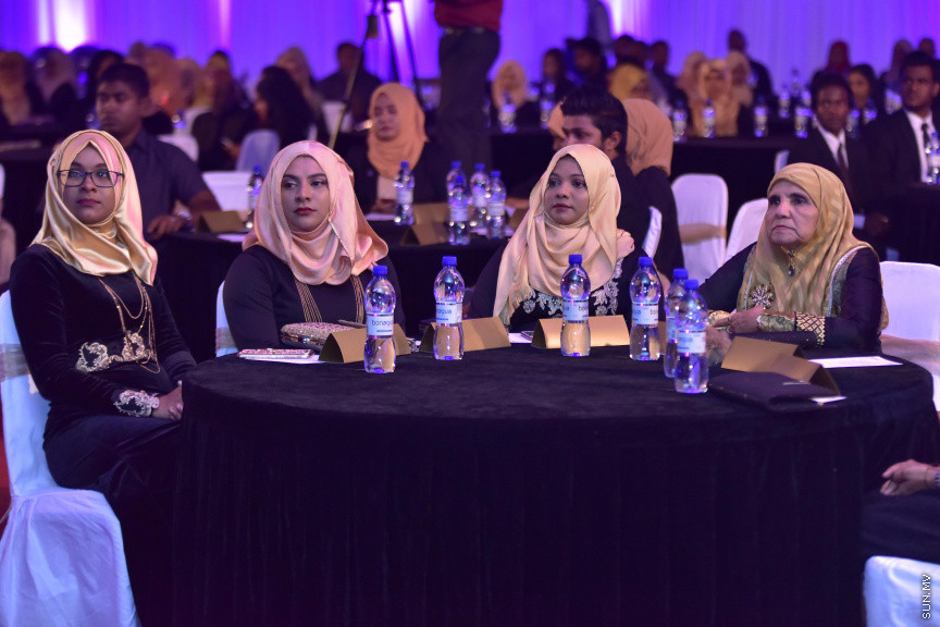 ޒުވާނުންނާއި އަންހެނުންގެ ކުރިއެރުމަށް މަސައްކަތްކުރާ ރީޖަނަލް އެލަޔަންސް ފޯ ފޮސްޓަރިން ޔޫތު (ރަފީ) ޖަމިއްޔާގެ ގާލާ ނައިޓްގެ ތެރެއިން: ސަން ސިޔާމް ގުރޫޕްގެ ޗެއާމަން އަހްމަދު ސިޔާމް މުހައްމަދު ޝަރަފުވެރި ކޮށްދެއްވި މި ރަސްމިއްޔާތުގައި ވަނީ "މިތުރު" އަލްބަމްގެ ނަމުގައި ލަވަ އަލްބަމެއްވެސް ނެރެފަ---ސަން ފޮޓޯ/ މުހައްމަދު އަފްރާހް 