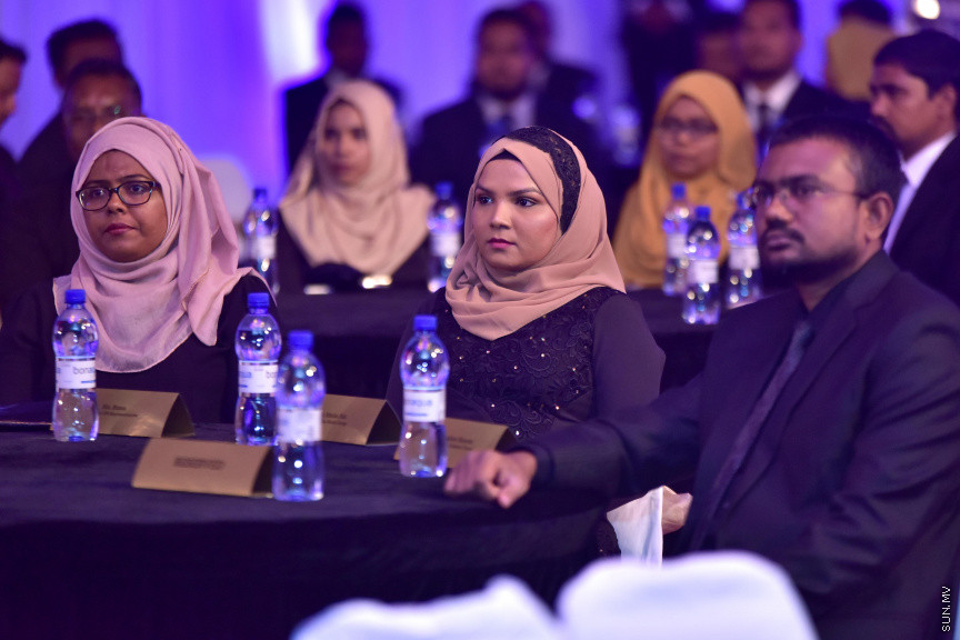 ޒުވާނުންނާއި އަންހެނުންގެ ކުރިއެރުމަށް މަސައްކަތްކުރާ ރީޖަނަލް އެލަޔަންސް ފޯ ފޮސްޓަރިން ޔޫތު (ރަފީ) ޖަމިއްޔާގެ ގާލާ ނައިޓްގެ ތެރެއިން: ސަން ސިޔާމް ގުރޫޕްގެ ޗެއާމަން އަހްމަދު ސިޔާމް މުހައްމަދު ޝަރަފުވެރި ކޮށްދެއްވި މި ރަސްމިއްޔާތުގައި ވަނީ "މިތުރު" އަލްބަމްގެ ނަމުގައި ލަވަ އަލްބަމެއްވެސް ނެރެފަ---ސަން ފޮޓޯ/ މުހައްމަދު އަފްރާހް 