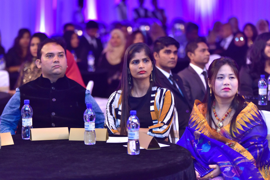 ޒުވާނުންނާއި އަންހެނުންގެ ކުރިއެރުމަށް މަސައްކަތްކުރާ ރީޖަނަލް އެލަޔަންސް ފޯ ފޮސްޓަރިން ޔޫތު (ރަފީ) ޖަމިއްޔާގެ ގާލާ ނައިޓްގެ ތެރެއިން: ސަން ސިޔާމް ގުރޫޕްގެ ޗެއާމަން އަހްމަދު ސިޔާމް މުހައްމަދު ޝަރަފުވެރި ކޮށްދެއްވި މި ރަސްމިއްޔާތުގައި ވަނީ "މިތުރު" އަލްބަމްގެ ނަމުގައި ލަވަ އަލްބަމެއްވެސް ނެރެފަ---ސަން ފޮޓޯ/ މުހައްމަދު އަފްރާހް 
