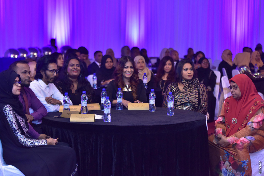 ޒުވާނުންނާއި އަންހެނުންގެ ކުރިއެރުމަށް މަސައްކަތްކުރާ ރީޖަނަލް އެލަޔަންސް ފޯ ފޮސްޓަރިން ޔޫތު (ރަފީ) ޖަމިއްޔާގެ ގާލާ ނައިޓްގެ ތެރެއިން: ސަން ސިޔާމް ގުރޫޕްގެ ޗެއާމަން އަހްމަދު ސިޔާމް މުހައްމަދު ޝަރަފުވެރި ކޮށްދެއްވި މި ރަސްމިއްޔާތުގައި ވަނީ "މިތުރު" އަލްބަމްގެ ނަމުގައި ލަވަ އަލްބަމެއްވެސް ނެރެފަ---ސަން ފޮޓޯ/ މުހައްމަދު އަފްރާހް 