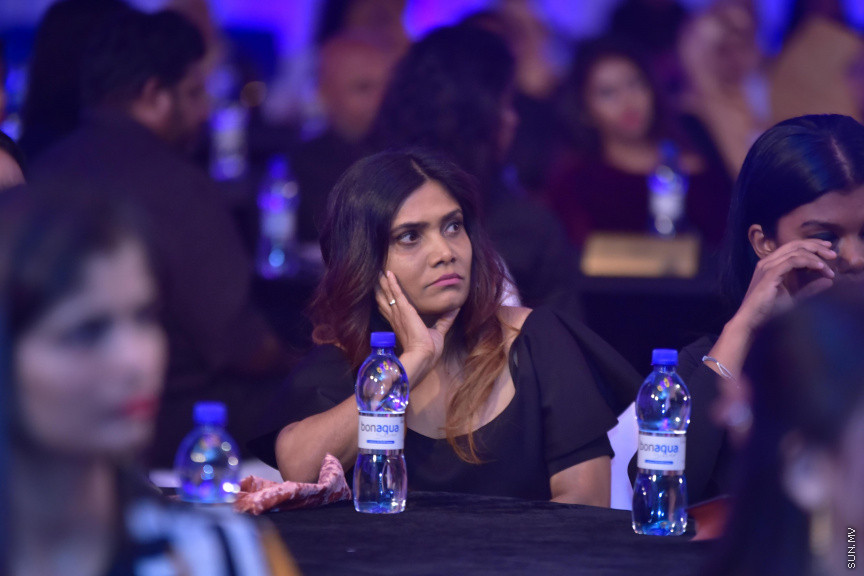 ޒުވާނުންނާއި އަންހެނުންގެ ކުރިއެރުމަށް މަސައްކަތްކުރާ ރީޖަނަލް އެލަޔަންސް ފޯ ފޮސްޓަރިން ޔޫތު (ރަފީ) ޖަމިއްޔާގެ ގާލާ ނައިޓްގެ ތެރެއިން: ސަން ސިޔާމް ގުރޫޕްގެ ޗެއާމަން އަހްމަދު ސިޔާމް މުހައްމަދު ޝަރަފުވެރި ކޮށްދެއްވި މި ރަސްމިއްޔާތުގައި ވަނީ "މިތުރު" އަލްބަމްގެ ނަމުގައި ލަވަ އަލްބަމެއްވެސް ނެރެފަ---ސަން ފޮޓޯ/ މުހައްމަދު އަފްރާހް 