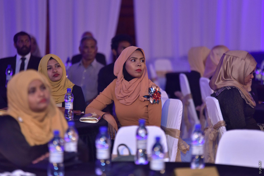 ޒުވާނުންނާއި އަންހެނުންގެ ކުރިއެރުމަށް މަސައްކަތްކުރާ ރީޖަނަލް އެލަޔަންސް ފޯ ފޮސްޓަރިން ޔޫތު (ރަފީ) ޖަމިއްޔާގެ ގާލާ ނައިޓްގެ ތެރެއިން: ސަން ސިޔާމް ގުރޫޕްގެ ޗެއާމަން އަހްމަދު ސިޔާމް މުހައްމަދު ޝަރަފުވެރި ކޮށްދެއްވި މި ރަސްމިއްޔާތުގައި ވަނީ "މިތުރު" އަލްބަމްގެ ނަމުގައި ލަވަ އަލްބަމެއްވެސް ނެރެފަ---ސަން ފޮޓޯ/ މުހައްމަދު އަފްރާހް 