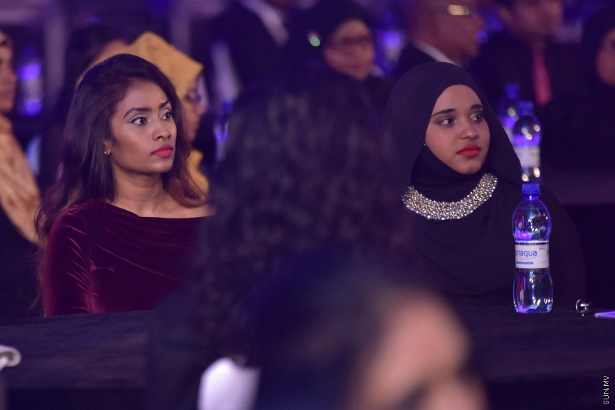ޒުވާނުންނާއި އަންހެނުންގެ ކުރިއެރުމަށް މަސައްކަތްކުރާ ރީޖަނަލް އެލަޔަންސް ފޯ ފޮސްޓަރިން ޔޫތު (ރަފީ) ޖަމިއްޔާގެ ގާލާ ނައިޓްގެ ތެރެއިން: ސަން ސިޔާމް ގުރޫޕްގެ ޗެއާމަން އަހްމަދު ސިޔާމް މުހައްމަދު ޝަރަފުވެރި ކޮށްދެއްވި މި ރަސްމިއްޔާތުގައި ވަނީ "މިތުރު" އަލްބަމްގެ ނަމުގައި ލަވަ އަލްބަމެއްވެސް ނެރެފަ---ސަން ފޮޓޯ/ މުހައްމަދު އަފްރާހް 