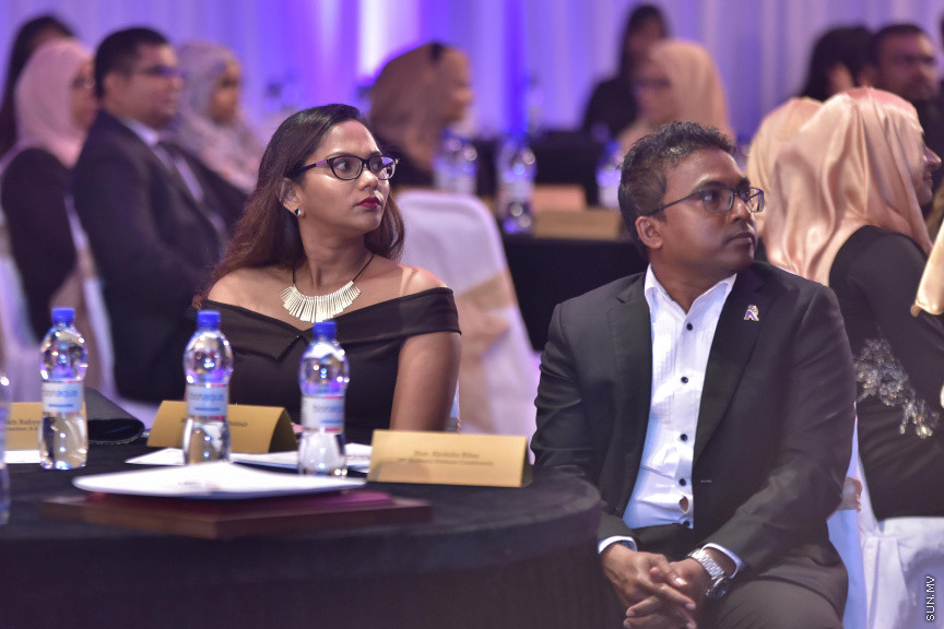 ޒުވާނުންނާއި އަންހެނުންގެ ކުރިއެރުމަށް މަސައްކަތްކުރާ ރީޖަނަލް އެލަޔަންސް ފޯ ފޮސްޓަރިން ޔޫތު (ރަފީ) ޖަމިއްޔާގެ ގާލާ ނައިޓްގެ ތެރެއިން: ސަން ސިޔާމް ގުރޫޕްގެ ޗެއާމަން އަހްމަދު ސިޔާމް މުހައްމަދު ޝަރަފުވެރި ކޮށްދެއްވި މި ރަސްމިއްޔާތުގައި ވަނީ "މިތުރު" އަލްބަމްގެ ނަމުގައި ލަވަ އަލްބަމެއްވެސް ނެރެފަ---ސަން ފޮޓޯ/ މުހައްމަދު އަފްރާހް 