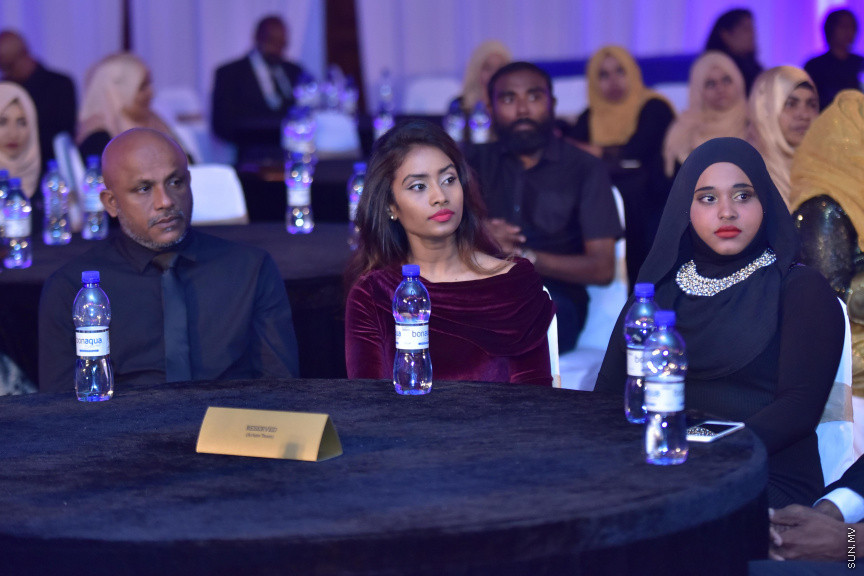 ޒުވާނުންނާއި އަންހެނުންގެ ކުރިއެރުމަށް މަސައްކަތްކުރާ ރީޖަނަލް އެލަޔަންސް ފޯ ފޮސްޓަރިން ޔޫތު (ރަފީ) ޖަމިއްޔާގެ ގާލާ ނައިޓްގެ ތެރެއިން: ސަން ސިޔާމް ގުރޫޕްގެ ޗެއާމަން އަހްމަދު ސިޔާމް މުހައްމަދު ޝަރަފުވެރި ކޮށްދެއްވި މި ރަސްމިއްޔާތުގައި ވަނީ "މިތުރު" އަލްބަމްގެ ނަމުގައި ލަވަ އަލްބަމެއްވެސް ނެރެފަ---ސަން ފޮޓޯ/ މުހައްމަދު އަފްރާހް 
