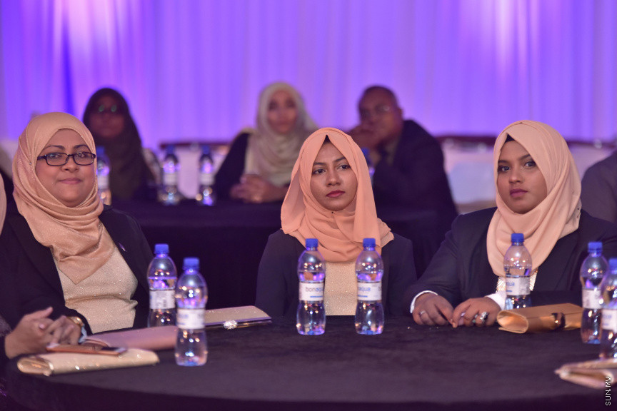 ޒުވާނުންނާއި އަންހެނުންގެ ކުރިއެރުމަށް މަސައްކަތްކުރާ ރީޖަނަލް އެލަޔަންސް ފޯ ފޮސްޓަރިން ޔޫތު (ރަފީ) ޖަމިއްޔާގެ ގާލާ ނައިޓްގެ ތެރެއިން: ސަން ސިޔާމް ގުރޫޕްގެ ޗެއާމަން އަހްމަދު ސިޔާމް މުހައްމަދު ޝަރަފުވެރި ކޮށްދެއްވި މި ރަސްމިއްޔާތުގައި ވަނީ "މިތުރު" އަލްބަމްގެ ނަމުގައި ލަވަ އަލްބަމެއްވެސް ނެރެފަ---ސަން ފޮޓޯ/ މުހައްމަދު އަފްރާހް 