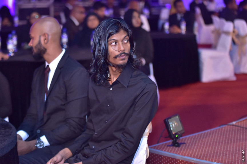 ޒުވާނުންނާއި އަންހެނުންގެ ކުރިއެރުމަށް މަސައްކަތްކުރާ ރީޖަނަލް އެލަޔަންސް ފޯ ފޮސްޓަރިން ޔޫތު (ރަފީ) ޖަމިއްޔާގެ ގާލާ ނައިޓްގެ ތެރެއިން: ސަން ސިޔާމް ގުރޫޕްގެ ޗެއާމަން އަހްމަދު ސިޔާމް މުހައްމަދު ޝަރަފުވެރި ކޮށްދެއްވި މި ރަސްމިއްޔާތުގައި ވަނީ "މިތުރު" އަލްބަމްގެ ނަމުގައި ލަވަ އަލްބަމެއްވެސް ނެރެފަ---ސަން ފޮޓޯ/ މުހައްމަދު އަފްރާހް 