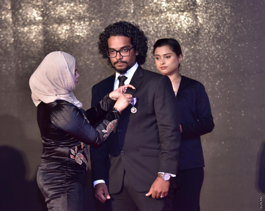 ޒުވާނުންނާއި އަންހެނުންގެ ކުރިއެރުމަށް މަސައްކަތްކުރާ ރީޖަނަލް އެލަޔަންސް ފޯ ފޮސްޓަރިން ޔޫތު (ރަފީ) ޖަމިއްޔާގެ ގާލާ ނައިޓްގެ ތެރެއިން: ސަން ސިޔާމް ގުރޫޕްގެ ޗެއާމަން އަހްމަދު ސިޔާމް މުހައްމަދު ޝަރަފުވެރި ކޮށްދެއްވި މި ރަސްމިއްޔާތުގައި ވަނީ "މިތުރު" އަލްބަމްގެ ނަމުގައި ލަވަ އަލްބަމެއްވެސް ނެރެފަ---ސަން ފޮޓޯ/ މުހައްމަދު އަފްރާހް 