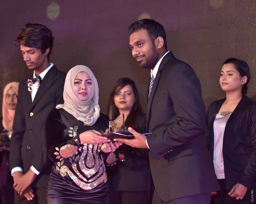 ޒުވާނުންނާއި އަންހެނުންގެ ކުރިއެރުމަށް މަސައްކަތްކުރާ ރީޖަނަލް އެލަޔަންސް ފޯ ފޮސްޓަރިން ޔޫތު (ރަފީ) ޖަމިއްޔާގެ ގާލާ ނައިޓްގެ ތެރެއިން: ސަން ސިޔާމް ގުރޫޕްގެ ޗެއާމަން އަހްމަދު ސިޔާމް މުހައްމަދު ޝަރަފުވެރި ކޮށްދެއްވި މި ރަސްމިއްޔާތުގައި ވަނީ "މިތުރު" އަލްބަމްގެ ނަމުގައި ލަވަ އަލްބަމެއްވެސް ނެރެފަ---ސަން ފޮޓޯ/ މުހައްމަދު އަފްރާހް 