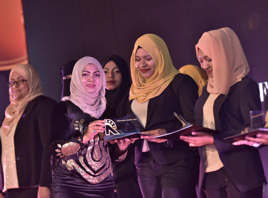 ޒުވާނުންނާއި އަންހެނުންގެ ކުރިއެރުމަށް މަސައްކަތްކުރާ ރީޖަނަލް އެލަޔަންސް ފޯ ފޮސްޓަރިން ޔޫތު (ރަފީ) ޖަމިއްޔާގެ ގާލާ ނައިޓްގެ ތެރެއިން: ސަން ސިޔާމް ގުރޫޕްގެ ޗެއާމަން އަހްމަދު ސިޔާމް މުހައްމަދު ޝަރަފުވެރި ކޮށްދެއްވި މި ރަސްމިއްޔާތުގައި ވަނީ "މިތުރު" އަލްބަމްގެ ނަމުގައި ލަވަ އަލްބަމެއްވެސް ނެރެފަ---ސަން ފޮޓޯ/ މުހައްމަދު އަފްރާހް 