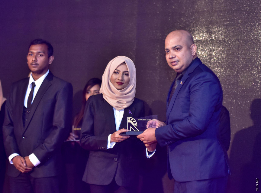 ޒުވާނުންނާއި އަންހެނުންގެ ކުރިއެރުމަށް މަސައްކަތްކުރާ ރީޖަނަލް އެލަޔަންސް ފޯ ފޮސްޓަރިން ޔޫތު (ރަފީ) ޖަމިއްޔާގެ ގާލާ ނައިޓްގެ ތެރެއިން: ސަން ސިޔާމް ގުރޫޕްގެ ޗެއާމަން އަހްމަދު ސިޔާމް މުހައްމަދު ޝަރަފުވެރި ކޮށްދެއްވި މި ރަސްމިއްޔާތުގައި ވަނީ "މިތުރު" އަލްބަމްގެ ނަމުގައި ލަވަ އަލްބަމެއްވެސް ނެރެފަ---ސަން ފޮޓޯ/ މުހައްމަދު އަފްރާހް 