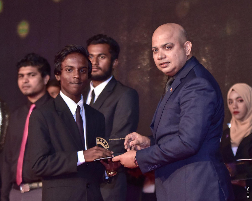 ޒުވާނުންނާއި އަންހެނުންގެ ކުރިއެރުމަށް މަސައްކަތްކުރާ ރީޖަނަލް އެލަޔަންސް ފޯ ފޮސްޓަރިން ޔޫތު (ރަފީ) ޖަމިއްޔާގެ ގާލާ ނައިޓްގެ ތެރެއިން: ސަން ސިޔާމް ގުރޫޕްގެ ޗެއާމަން އަހްމަދު ސިޔާމް މުހައްމަދު ޝަރަފުވެރި ކޮށްދެއްވި މި ރަސްމިއްޔާތުގައި ވަނީ "މިތުރު" އަލްބަމްގެ ނަމުގައި ލަވަ އަލްބަމެއްވެސް ނެރެފަ---ސަން ފޮޓޯ/ މުހައްމަދު އަފްރާހް 