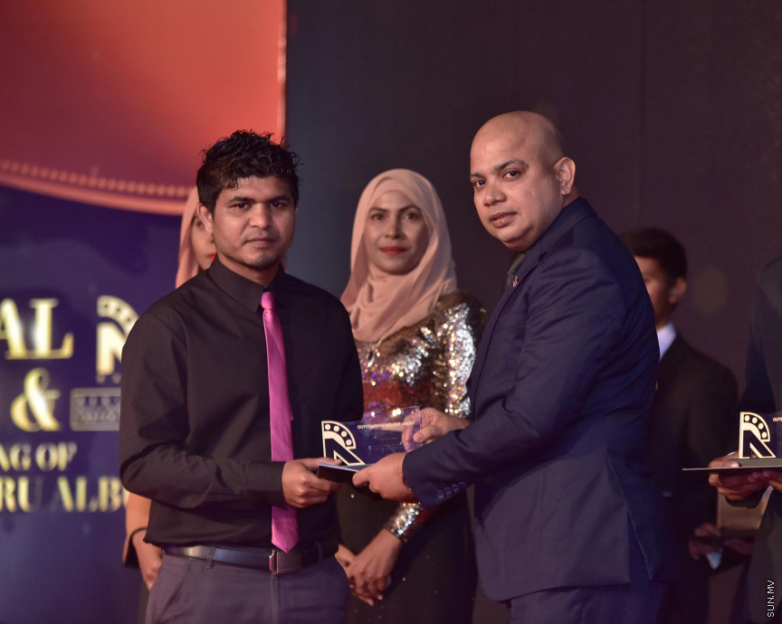 ޒުވާނުންނާއި އަންހެނުންގެ ކުރިއެރުމަށް މަސައްކަތްކުރާ ރީޖަނަލް އެލަޔަންސް ފޯ ފޮސްޓަރިން ޔޫތު (ރަފީ) ޖަމިއްޔާގެ ގާލާ ނައިޓްގެ ތެރެއިން: ސަން ސިޔާމް ގުރޫޕްގެ ޗެއާމަން އަހްމަދު ސިޔާމް މުހައްމަދު ޝަރަފުވެރި ކޮށްދެއްވި މި ރަސްމިއްޔާތުގައި ވަނީ "މިތުރު" އަލްބަމްގެ ނަމުގައި ލަވަ އަލްބަމެއްވެސް ނެރެފަ---ސަން ފޮޓޯ/ މުހައްމަދު އަފްރާހް 