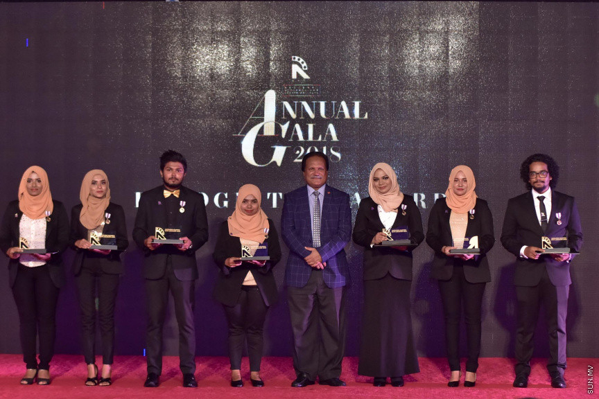 ޒުވާނުންނާއި އަންހެނުންގެ ކުރިއެރުމަށް މަސައްކަތްކުރާ ރީޖަނަލް އެލަޔަންސް ފޯ ފޮސްޓަރިން ޔޫތު (ރަފީ) ޖަމިއްޔާގެ ގާލާ ނައިޓްގެ ތެރެއިން: ސަން ސިޔާމް ގުރޫޕްގެ ޗެއާމަން އަހްމަދު ސިޔާމް މުހައްމަދު ޝަރަފުވެރި ކޮށްދެއްވި މި ރަސްމިއްޔާތުގައި ވަނީ "މިތުރު" އަލްބަމްގެ ނަމުގައި ލަވަ އަލްބަމެއްވެސް ނެރެފަ---ސަން ފޮޓޯ/ މުހައްމަދު އަފްރާހް 