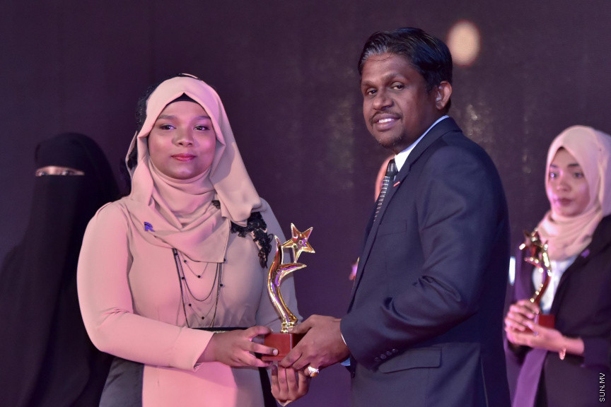 ޒުވާނުންނާއި އަންހެނުންގެ ކުރިއެރުމަށް މަސައްކަތްކުރާ ރީޖަނަލް އެލަޔަންސް ފޯ ފޮސްޓަރިން ޔޫތު (ރަފީ) ޖަމިއްޔާގެ ގާލާ ނައިޓްގެ ތެރެއިން: ސަން ސިޔާމް ގުރޫޕްގެ ޗެއާމަން އަހްމަދު ސިޔާމް މުހައްމަދު ޝަރަފުވެރި ކޮށްދެއްވި މި ރަސްމިއްޔާތުގައި ވަނީ "މިތުރު" އަލްބަމްގެ ނަމުގައި ލަވަ އަލްބަމެއްވެސް ނެރެފަ---ސަން ފޮޓޯ/ މުހައްމަދު އަފްރާހް 