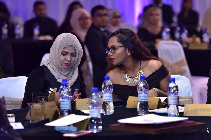 ޒުވާނުންނާއި އަންހެނުންގެ ކުރިއެރުމަށް މަސައްކަތްކުރާ ރީޖަނަލް އެލަޔަންސް ފޯ ފޮސްޓަރިން ޔޫތު (ރަފީ) ޖަމިއްޔާގެ ގާލާ ނައިޓްގެ ތެރެއިން: ސަން ސިޔާމް ގުރޫޕްގެ ޗެއާމަން އަހްމަދު ސިޔާމް މުހައްމަދު ޝަރަފުވެރި ކޮށްދެއްވި މި ރަސްމިއްޔާތުގައި ވަނީ "މިތުރު" އަލްބަމްގެ ނަމުގައި ލަވަ އަލްބަމެއްވެސް ނެރެފަ---ސަން ފޮޓޯ/ މުހައްމަދު އަފްރާހް 