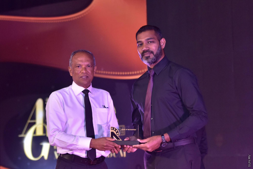 ޒުވާނުންނާއި އަންހެނުންގެ ކުރިއެރުމަށް މަސައްކަތްކުރާ ރީޖަނަލް އެލަޔަންސް ފޯ ފޮސްޓަރިން ޔޫތު (ރަފީ) ޖަމިއްޔާގެ ގާލާ ނައިޓްގެ ތެރެއިން: ސަން ސިޔާމް ގުރޫޕްގެ ޗެއާމަން އަހްމަދު ސިޔާމް މުހައްމަދު ޝަރަފުވެރި ކޮށްދެއްވި މި ރަސްމިއްޔާތުގައި ވަނީ "މިތުރު" އަލްބަމްގެ ނަމުގައި ލަވަ އަލްބަމެއްވެސް ނެރެފަ---ސަން ފޮޓޯ/ މުހައްމަދު އަފްރާހް 