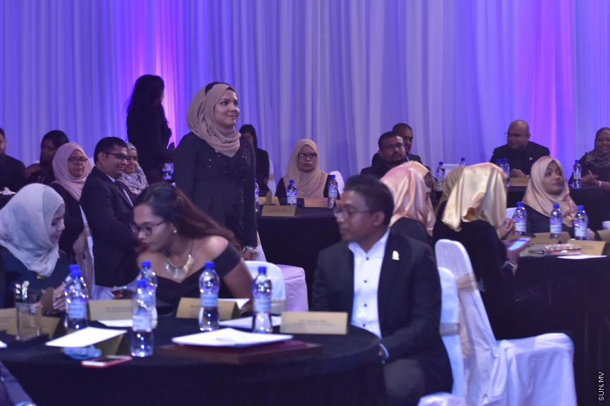 ޒުވާނުންނާއި އަންހެނުންގެ ކުރިއެރުމަށް މަސައްކަތްކުރާ ރީޖަނަލް އެލަޔަންސް ފޯ ފޮސްޓަރިން ޔޫތު (ރަފީ) ޖަމިއްޔާގެ ގާލާ ނައިޓްގެ ތެރެއިން: ސަން ސިޔާމް ގުރޫޕްގެ ޗެއާމަން އަހްމަދު ސިޔާމް މުހައްމަދު ޝަރަފުވެރި ކޮށްދެއްވި މި ރަސްމިއްޔާތުގައި ވަނީ "މިތުރު" އަލްބަމްގެ ނަމުގައި ލަވަ އަލްބަމެއްވެސް ނެރެފަ---ސަން ފޮޓޯ/ މުހައްމަދު އަފްރާހް 