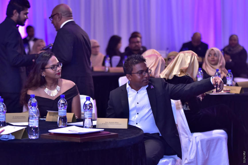 ޒުވާނުންނާއި އަންހެނުންގެ ކުރިއެރުމަށް މަސައްކަތްކުރާ ރީޖަނަލް އެލަޔަންސް ފޯ ފޮސްޓަރިން ޔޫތު (ރަފީ) ޖަމިއްޔާގެ ގާލާ ނައިޓްގެ ތެރެއިން: ސަން ސިޔާމް ގުރޫޕްގެ ޗެއާމަން އަހްމަދު ސިޔާމް މުހައްމަދު ޝަރަފުވެރި ކޮށްދެއްވި މި ރަސްމިއްޔާތުގައި ވަނީ "މިތުރު" އަލްބަމްގެ ނަމުގައި ލަވަ އަލްބަމެއްވެސް ނެރެފަ---ސަން ފޮޓޯ/ މުހައްމަދު އަފްރާހް 