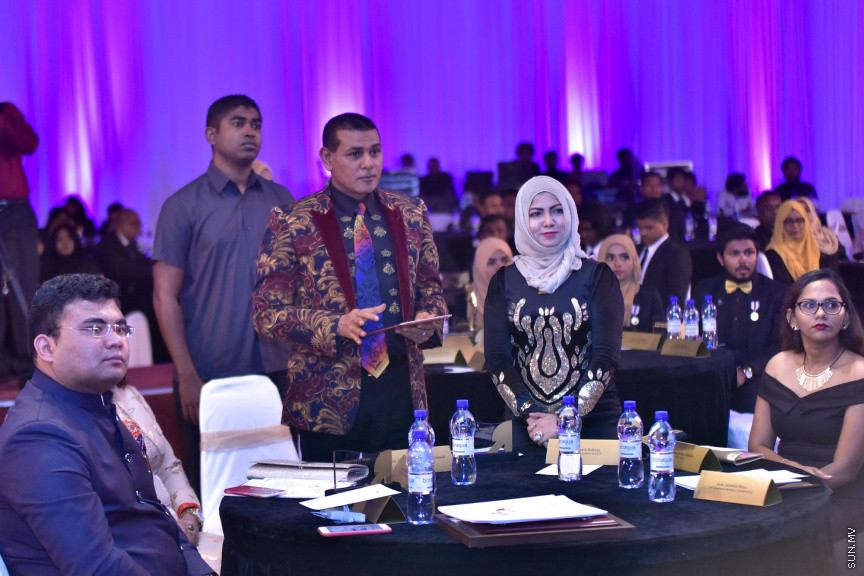 ޒުވާނުންނާއި އަންހެނުންގެ ކުރިއެރުމަށް މަސައްކަތްކުރާ ރީޖަނަލް އެލަޔަންސް ފޯ ފޮސްޓަރިން ޔޫތު (ރަފީ) ޖަމިއްޔާގެ ގާލާ ނައިޓްގެ ތެރެއިން: ސަން ސިޔާމް ގުރޫޕްގެ ޗެއާމަން އަހްމަދު ސިޔާމް މުހައްމަދު ޝަރަފުވެރި ކޮށްދެއްވި މި ރަސްމިއްޔާތުގައި ވަނީ "މިތުރު" އަލްބަމްގެ ނަމުގައި ލަވަ އަލްބަމެއްވެސް ނެރެފަ---ސަން ފޮޓޯ/ މުހައްމަދު އަފްރާހް 