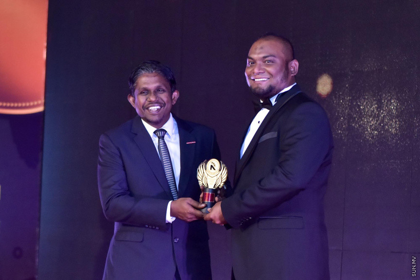 ޒުވާނުންނާއި އަންހެނުންގެ ކުރިއެރުމަށް މަސައްކަތްކުރާ ރީޖަނަލް އެލަޔަންސް ފޯ ފޮސްޓަރިން ޔޫތު (ރަފީ) ޖަމިއްޔާގެ ގާލާ ނައިޓްގެ ތެރެއިން: ސަން ސިޔާމް ގުރޫޕްގެ ޗެއާމަން އަހްމަދު ސިޔާމް މުހައްމަދު ޝަރަފުވެރި ކޮށްދެއްވި މި ރަސްމިއްޔާތުގައި ވަނީ "މިތުރު" އަލްބަމްގެ ނަމުގައި ލަވަ އަލްބަމެއްވެސް ނެރެފަ---ސަން ފޮޓޯ/ މުހައްމަދު އަފްރާހް 