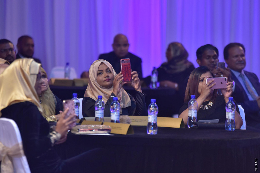 ޒުވާނުންނާއި އަންހެނުންގެ ކުރިއެރުމަށް މަސައްކަތްކުރާ ރީޖަނަލް އެލަޔަންސް ފޯ ފޮސްޓަރިން ޔޫތު (ރަފީ) ޖަމިއްޔާގެ ގާލާ ނައިޓްގެ ތެރެއިން: ސަން ސިޔާމް ގުރޫޕްގެ ޗެއާމަން އަހްމަދު ސިޔާމް މުހައްމަދު ޝަރަފުވެރި ކޮށްދެއްވި މި ރަސްމިއްޔާތުގައި ވަނީ "މިތުރު" އަލްބަމްގެ ނަމުގައި ލަވަ އަލްބަމެއްވެސް ނެރެފަ---ސަން ފޮޓޯ/ މުހައްމަދު އަފްރާހް 