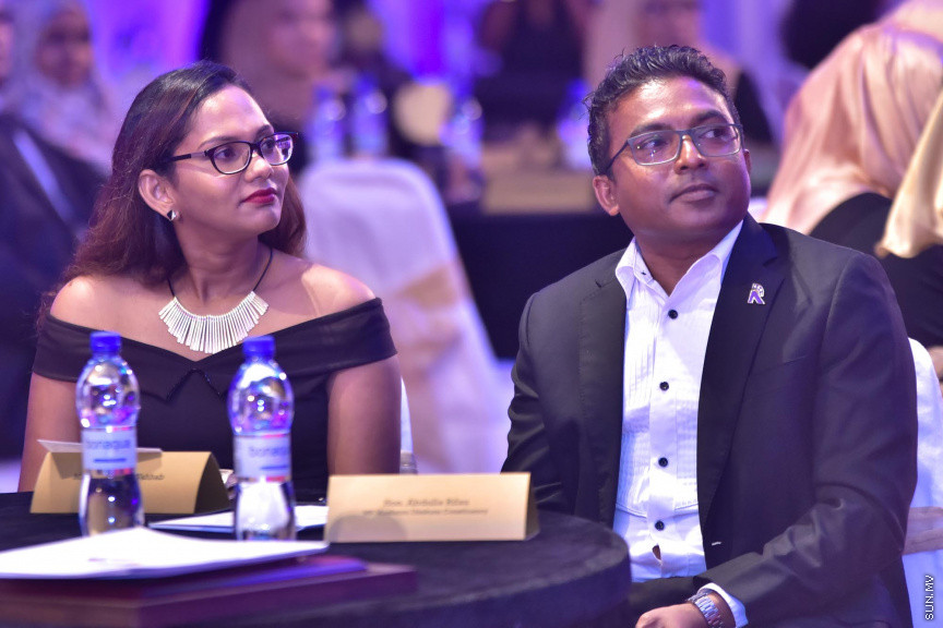 ޒުވާނުންނާއި އަންހެނުންގެ ކުރިއެރުމަށް މަސައްކަތްކުރާ ރީޖަނަލް އެލަޔަންސް ފޯ ފޮސްޓަރިން ޔޫތު (ރަފީ) ޖަމިއްޔާގެ ގާލާ ނައިޓްގެ ތެރެއިން: ސަން ސިޔާމް ގުރޫޕްގެ ޗެއާމަން އަހްމަދު ސިޔާމް މުހައްމަދު ޝަރަފުވެރި ކޮށްދެއްވި މި ރަސްމިއްޔާތުގައި ވަނީ "މިތުރު" އަލްބަމްގެ ނަމުގައި ލަވަ އަލްބަމެއްވެސް ނެރެފަ---ސަން ފޮޓޯ/ މުހައްމަދު އަފްރާހް 
