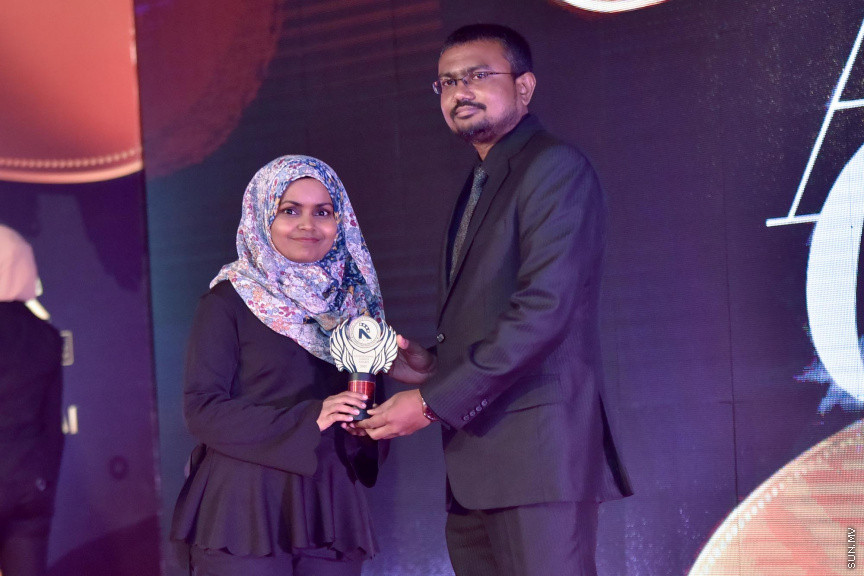 ޒުވާނުންނާއި އަންހެނުންގެ ކުރިއެރުމަށް މަސައްކަތްކުރާ ރީޖަނަލް އެލަޔަންސް ފޯ ފޮސްޓަރިން ޔޫތު (ރަފީ) ޖަމިއްޔާގެ ގާލާ ނައިޓްގެ ތެރެއިން: ސަން ސިޔާމް ގުރޫޕްގެ ޗެއާމަން އަހްމަދު ސިޔާމް މުހައްމަދު ޝަރަފުވެރި ކޮށްދެއްވި މި ރަސްމިއްޔާތުގައި ވަނީ "މިތުރު" އަލްބަމްގެ ނަމުގައި ލަވަ އަލްބަމެއްވެސް ނެރެފަ---ސަން ފޮޓޯ/ މުހައްމަދު އަފްރާހް 